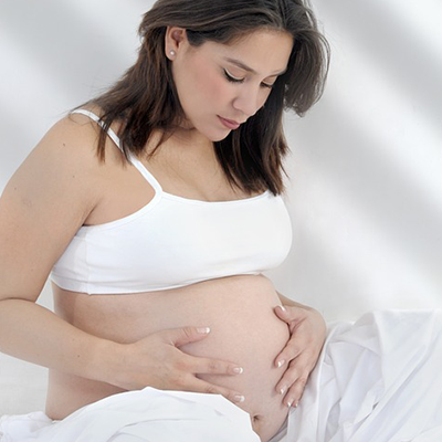 Une femme enceinte touchant son ventre
