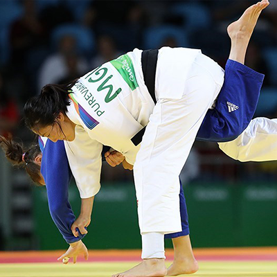 Deux judokates combatent sur le tatami